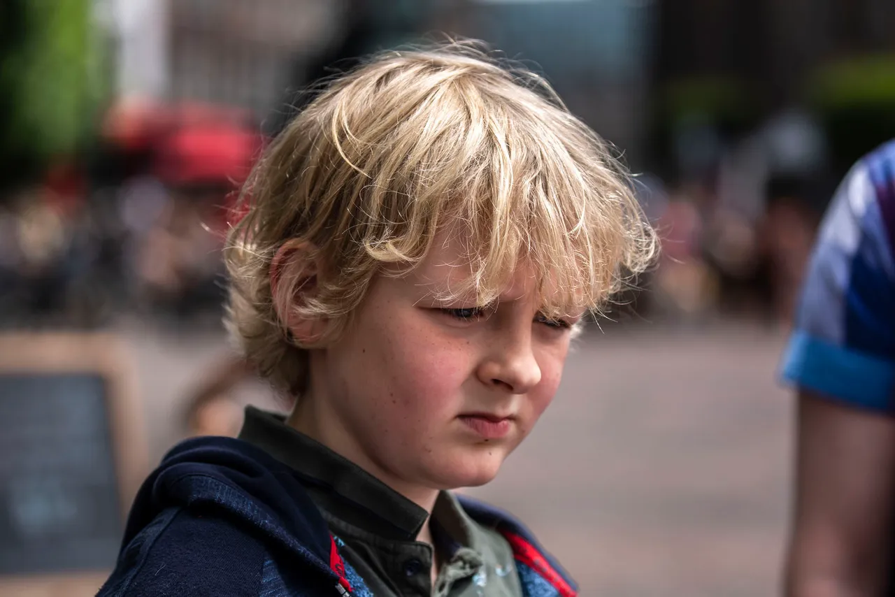 jongen speelt orgel