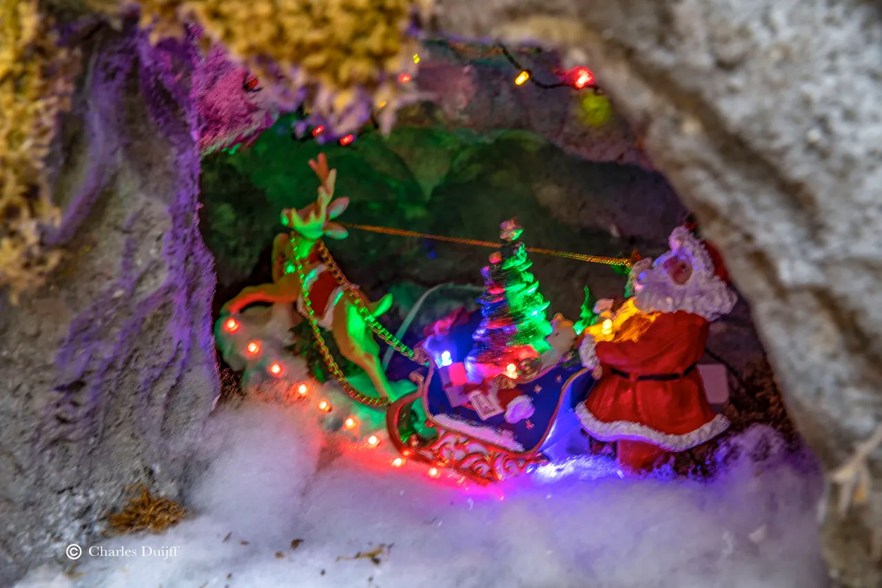 kerstman in grot
