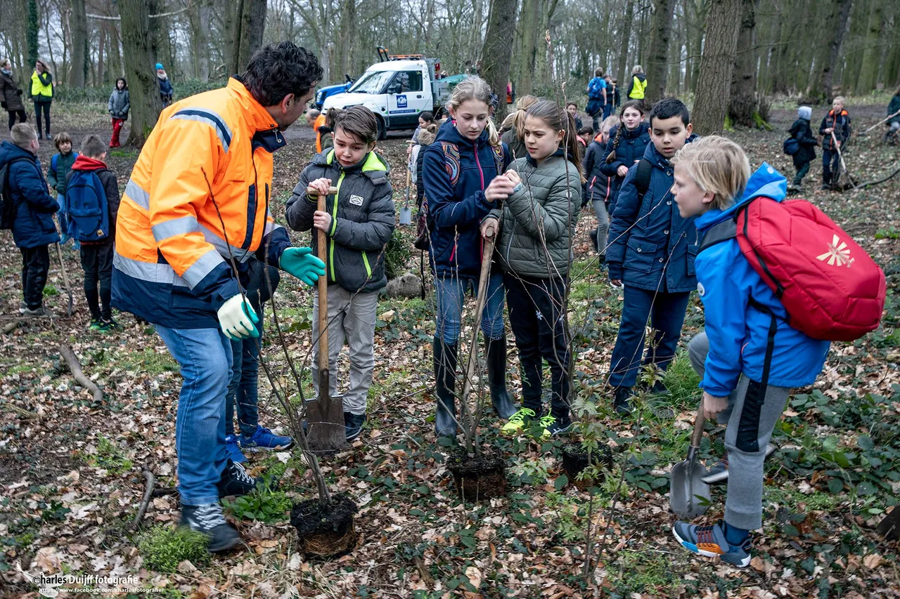 kids aan t planten