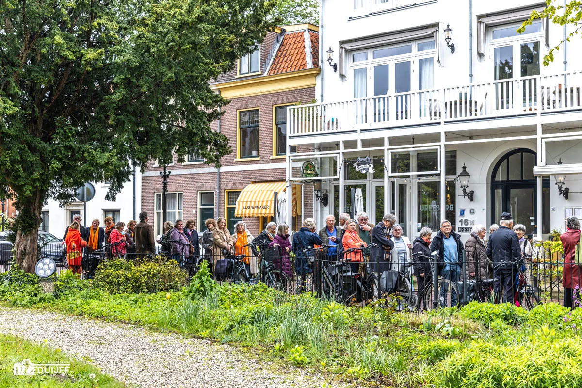 lange rij voor kerk