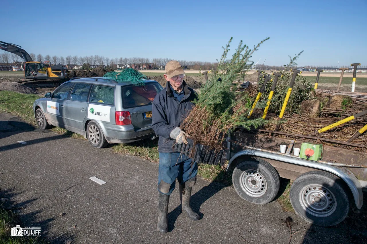 man met boompje