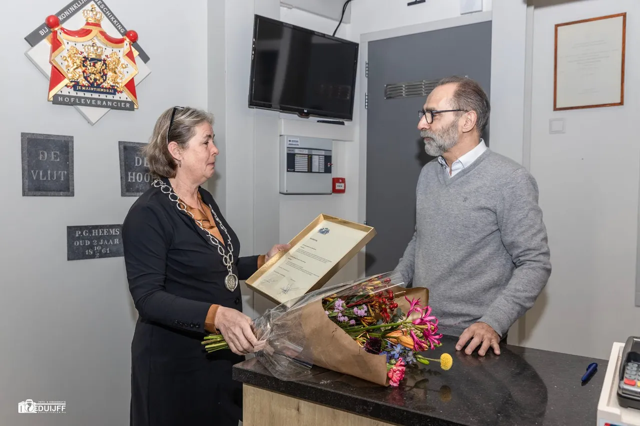 overhandigen bloemen