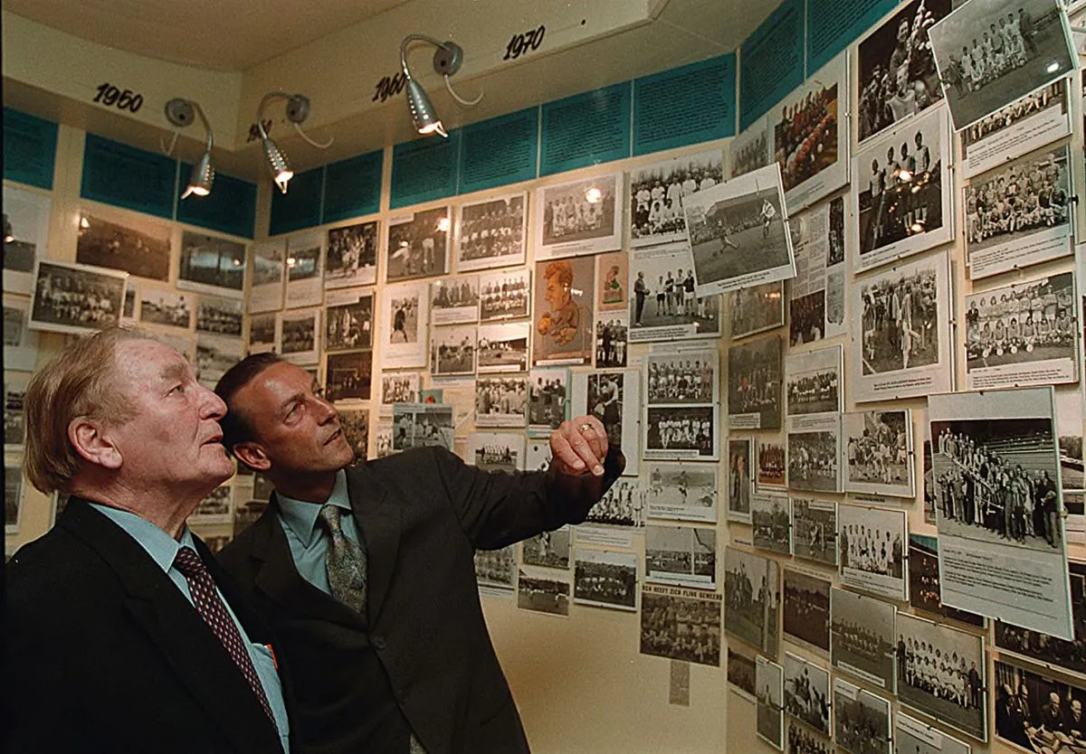 Beide voormalig voetballers bij het Heemsteedse RCH, Johan Neeskens en Loek Biesbrouck, in het RCH-museum in 2001 (foto: fotopersbureau De Boer – Noord-Hollands Archief)
