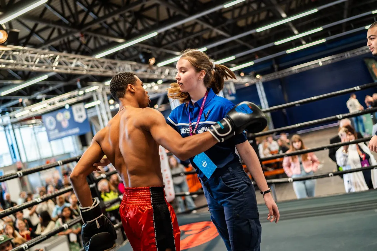 Beveiliger Anouke in actie in de ring