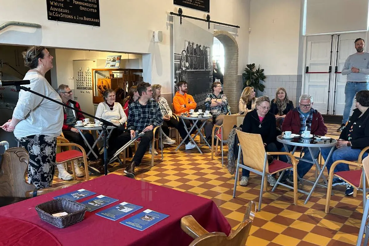 Wethouder Leibbrand, verantwoordelijk voor erfgoed, reikte de prijzen uit aan de winnaars.