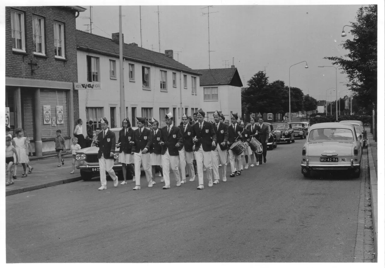 1966 op weg voor een serenade bij de bruiloft van een lid