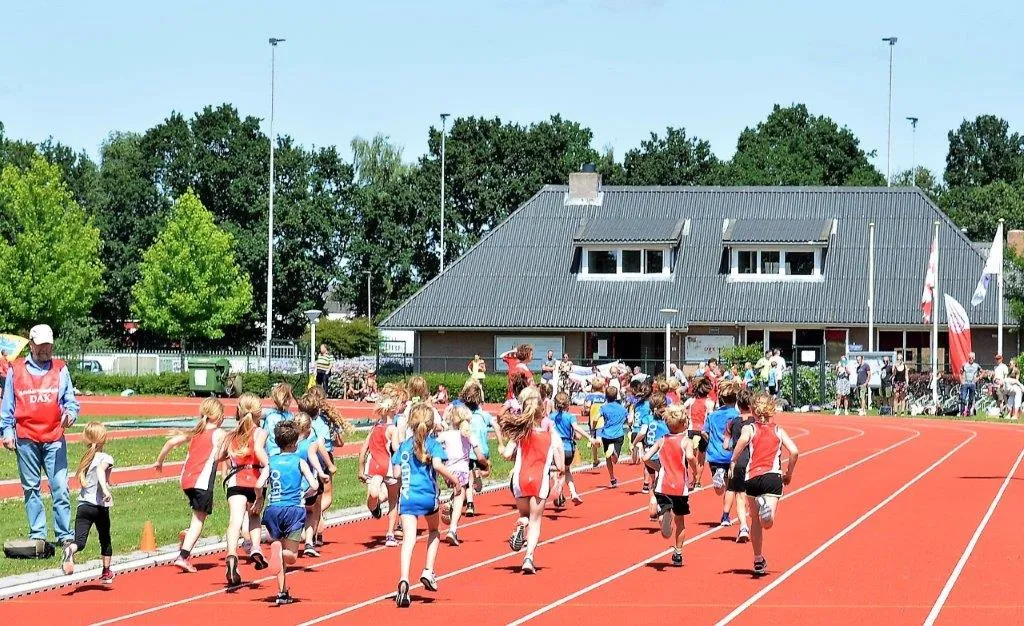 12 dak drunen athlchamps dsc7047 meters maken richting clubgebouw dak foto hvdlinden