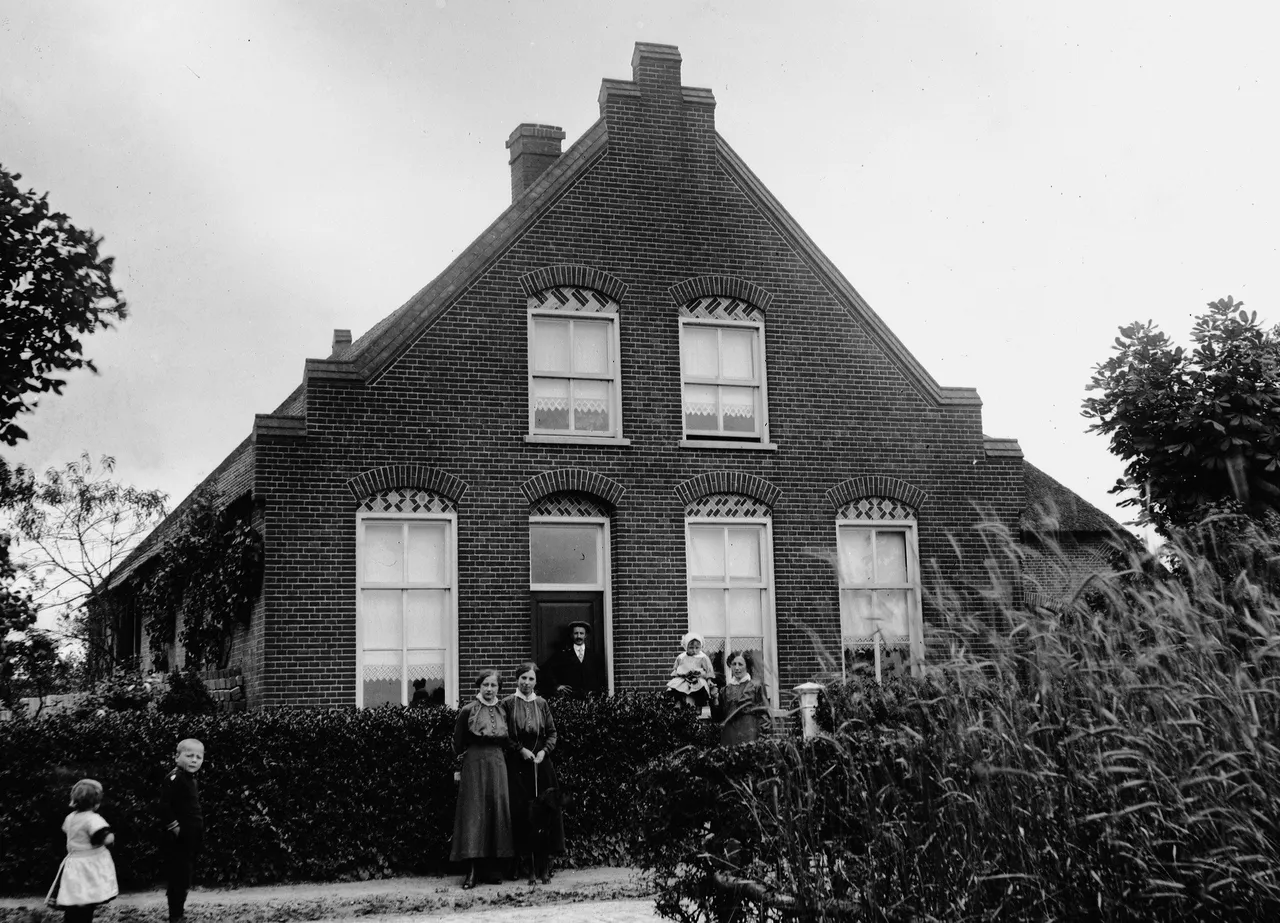 Het woonhuis van familie van der Aa. Op de foto v.l.n.r. Cor van der Aa, Anna van Gortel, Christ van der Aa, Cor Leysten en Anna van der Aa. Uit: ‘Christ van der Aa - Dorpsfotograaf van Elshout’, door Toon Groot.