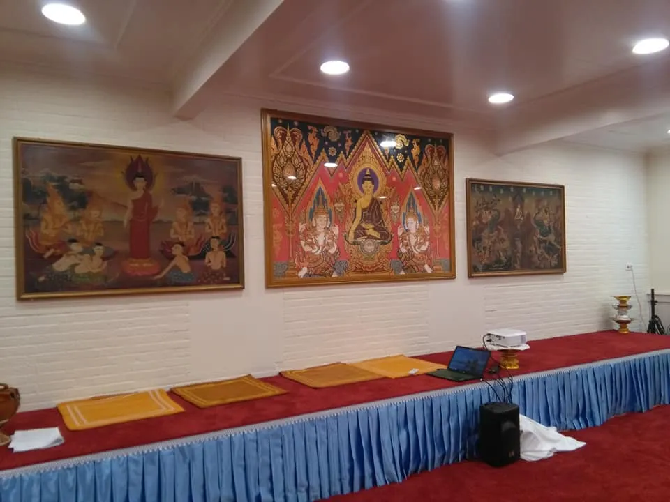 foto boeddhistische tempel te waalwijk met schilderijen