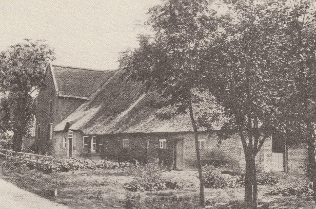 De noordzijde van de T-boerderij in 1908. Bron H.H. Gallee
