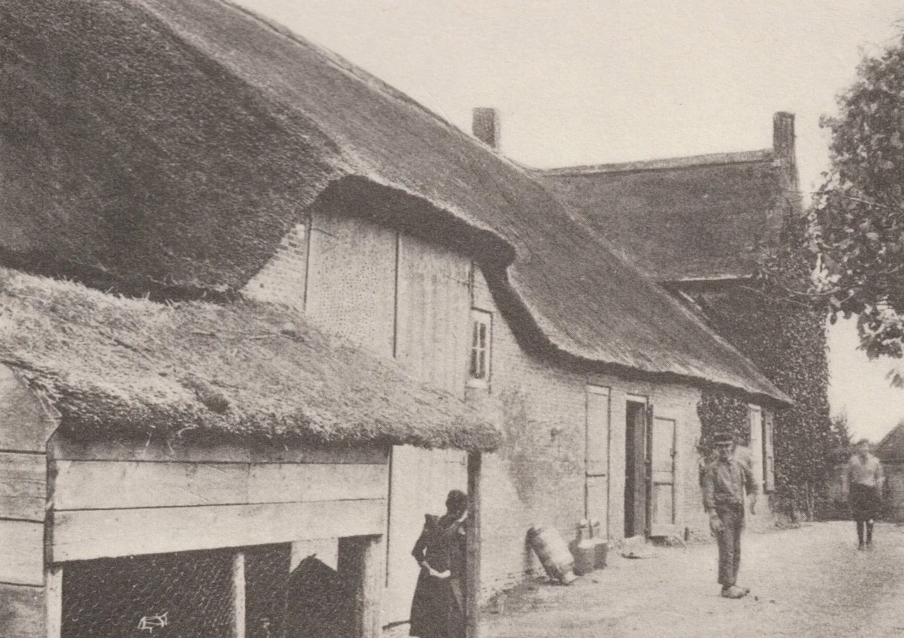 De zuidzijde van de T-boerderij in 1908.