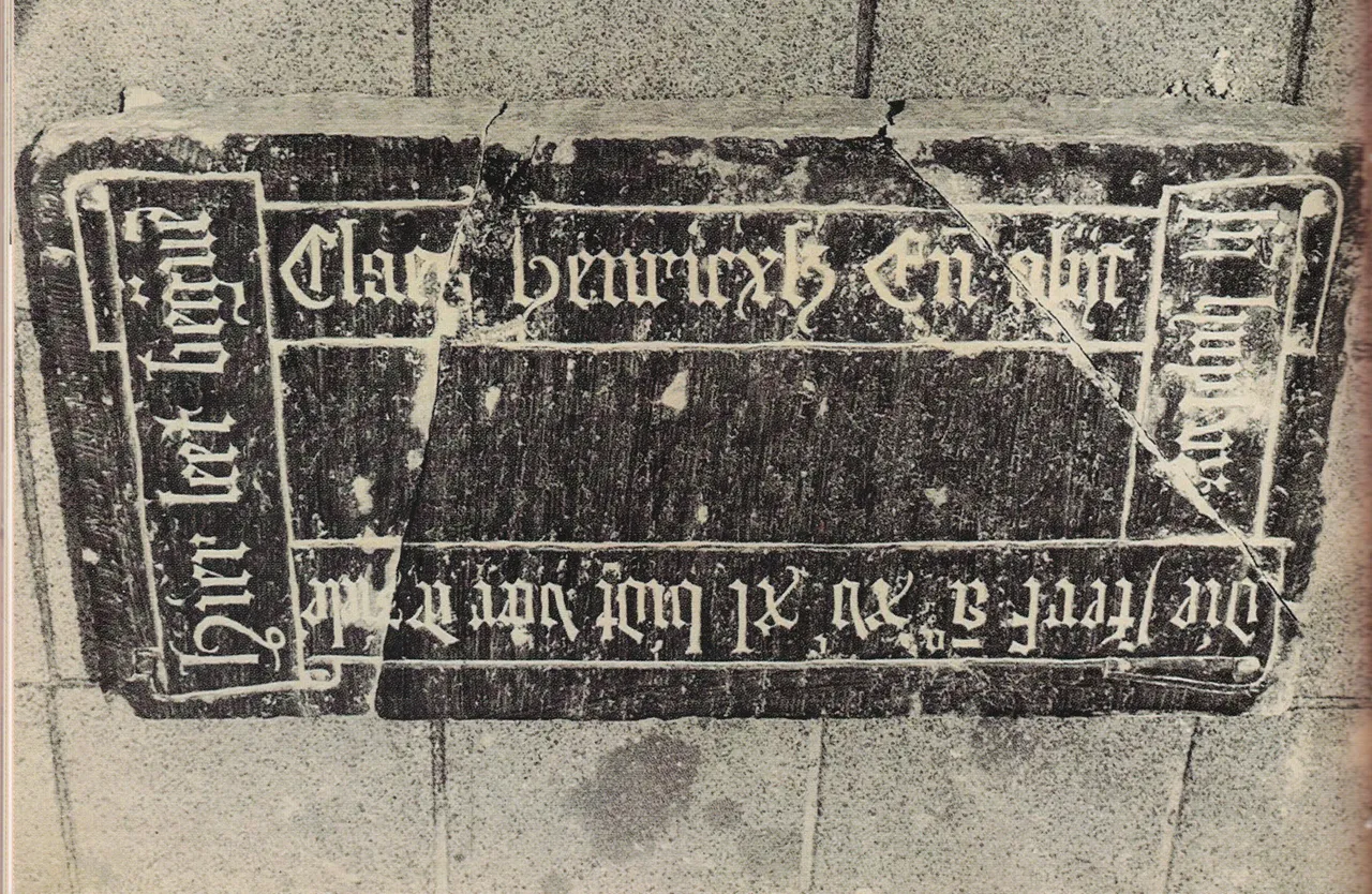 Deze arduinen steen is te bezichtigen in museum Het Gouverneurshuis. Het opschrift is in de koptekst verwerkt