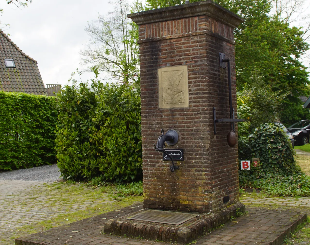 De gemetselde pomp waarin het filterinstallatie was gebouwd. Het bouwwerk had een opvulling van houtzaagsel, waardoor het geheel volkomen vorstvrij was. De totale hoogte is 2.70 meter en de breedte 1 meter