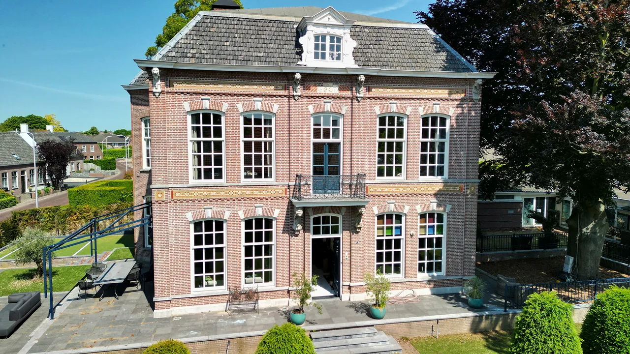 Aanzicht van de voorgevel aan de Julianastraat.