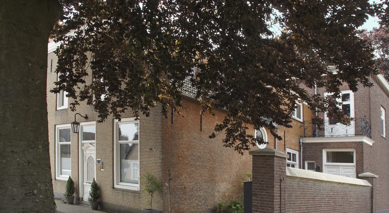 Aanzicht van de westelijke zijgevel, de achteraanbouw en de scheidingsmuur