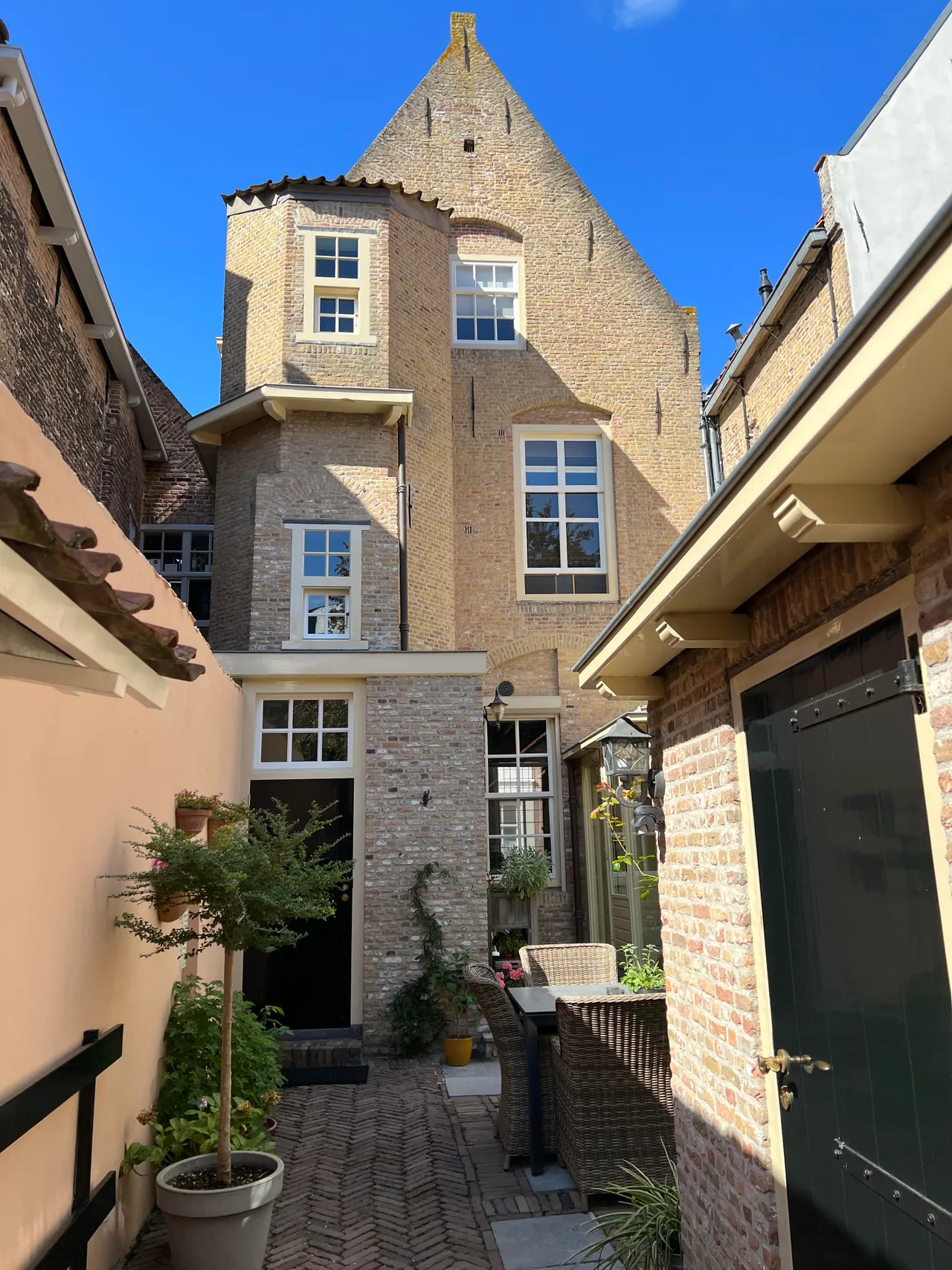 Afbeelding van de achterzijde aan het Kerkstraatje.