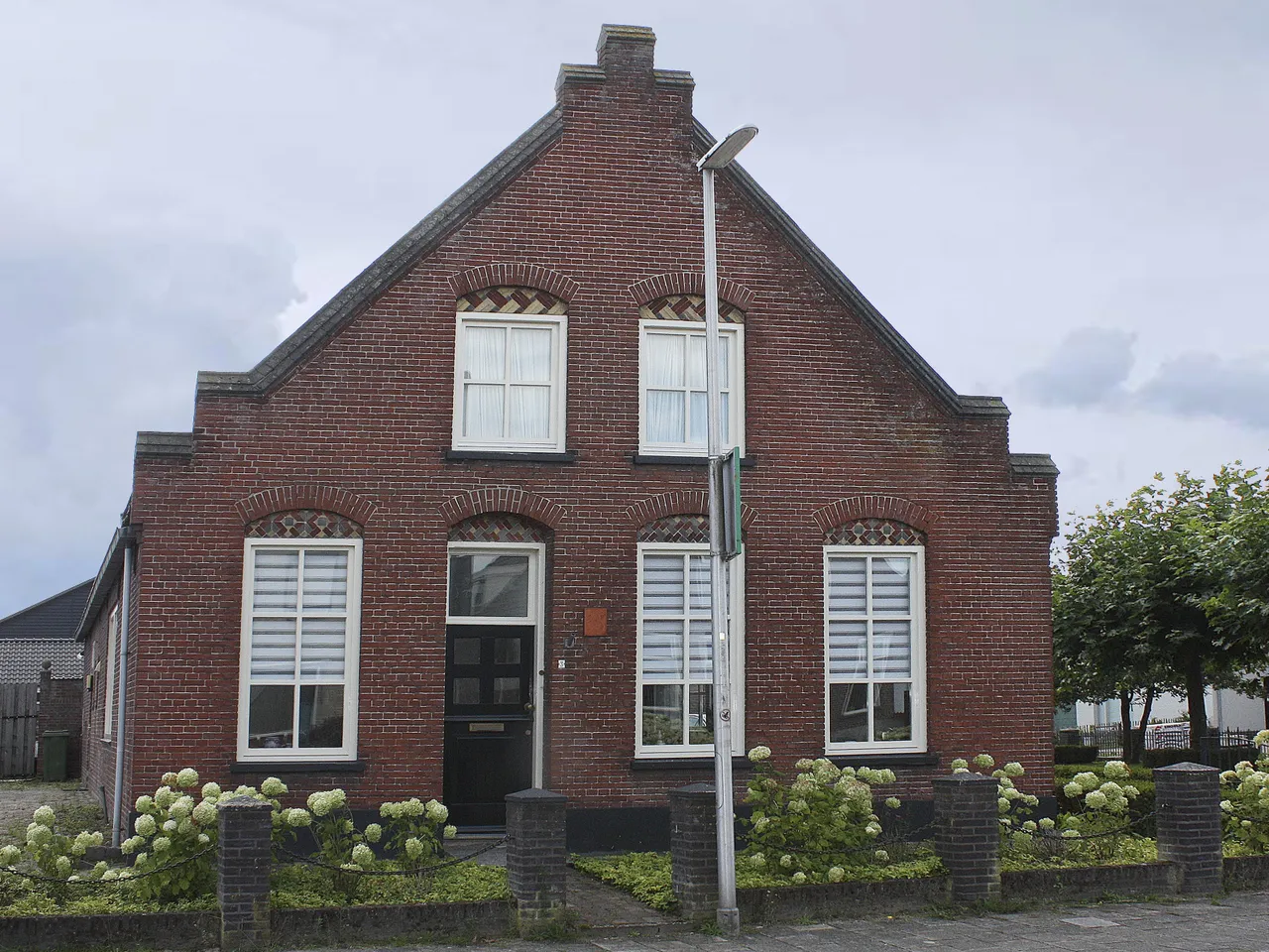 De huidige voorgevel aan de Elshoutse Kerkstraat