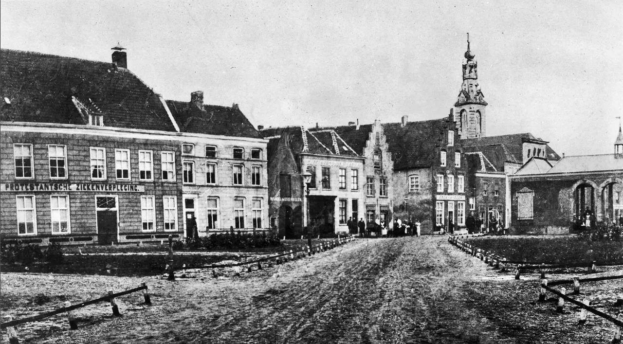 Het Wilhelminaplein, thans Stadshaven. Rechts de achterzijde van de Visbank waarop de gedenksteen is aangebracht.