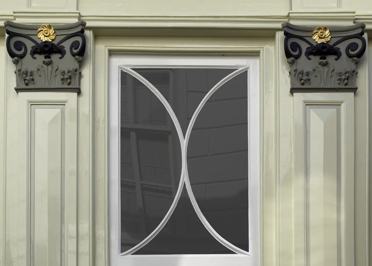 Afbeelding van het bovenlicht met gedeeld glas tussen de zuilen en de kapitelen van de pilasters