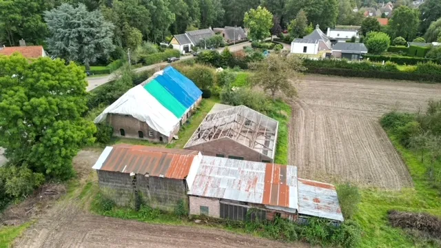 Een droneopname vanaf de noordzijde geeft een beeld van de verkrotting van de boerderij en de bijgebouwen. Linksonder de schuur met wichten. Droneopname: Jan Quirijnen.
