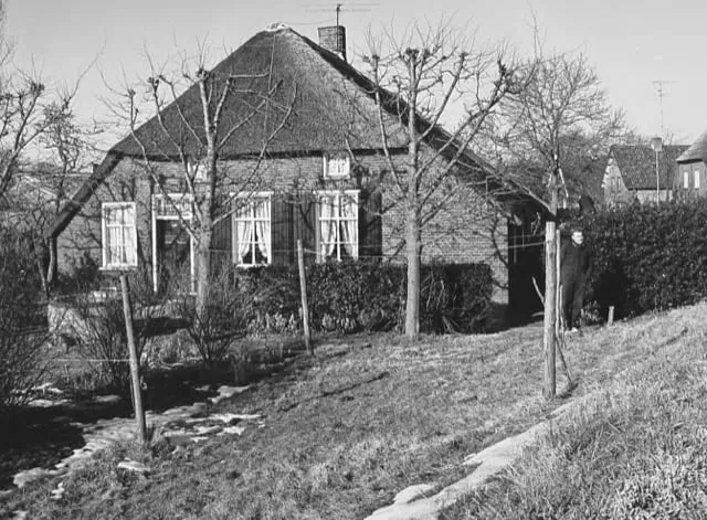 Vooraanzicht van de boerderij in 1979, waar de waterput goed zichtbaar is