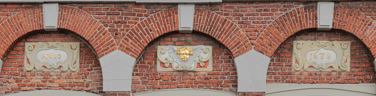 De drie cartouches met opschriften en&nbsp; engelenkopje