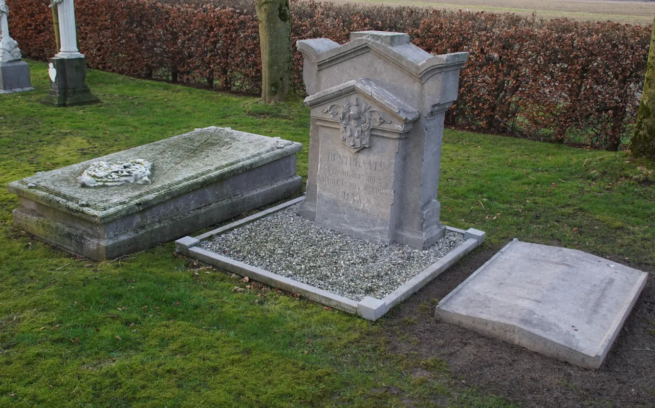 Het ensemble grafmonumenten Bax Van Dongen op de Algemene Begraafplaats Buytenhove. Linksachter is het linker kindergraf van Bernadientje Verhoeven (1895-1899) en het rechter van Marietje Verhoeven (1893-1893).