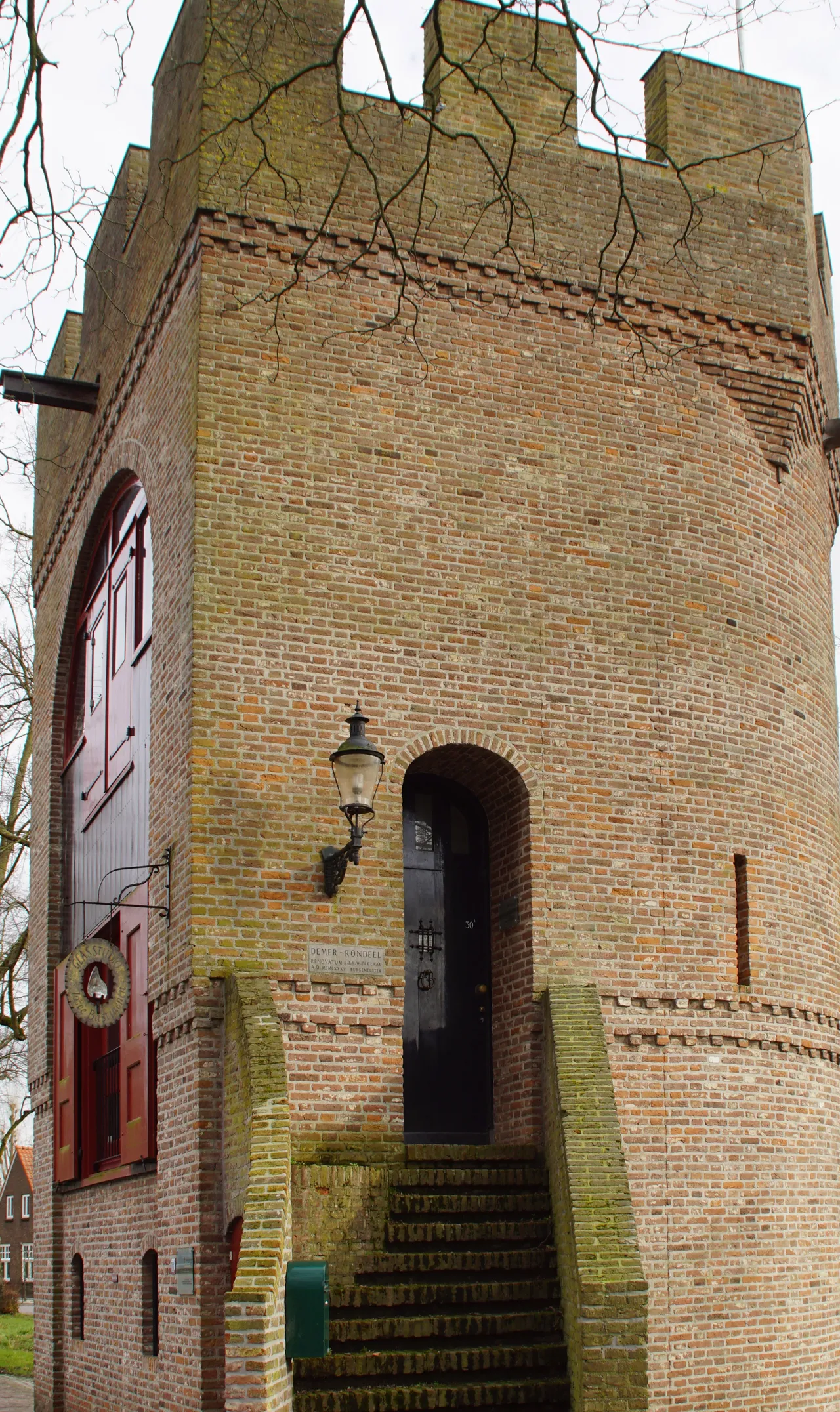 Aanzicht van de west- of ingangzijde zijde van het Demerrondeel. De vestingmuur stond rechts van de trap en reikte tot de onderzijde van het kanteel