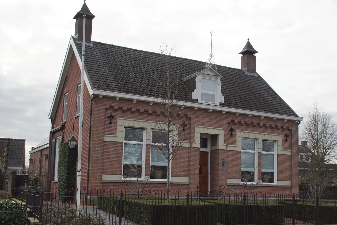 Elisabeth en Johanna van den Broek bouwden in 1900 deze woning in de Eclectische architectuurstijl. Bijzonder is de hoge ligging van de woning ten opzichte van het straatniveau