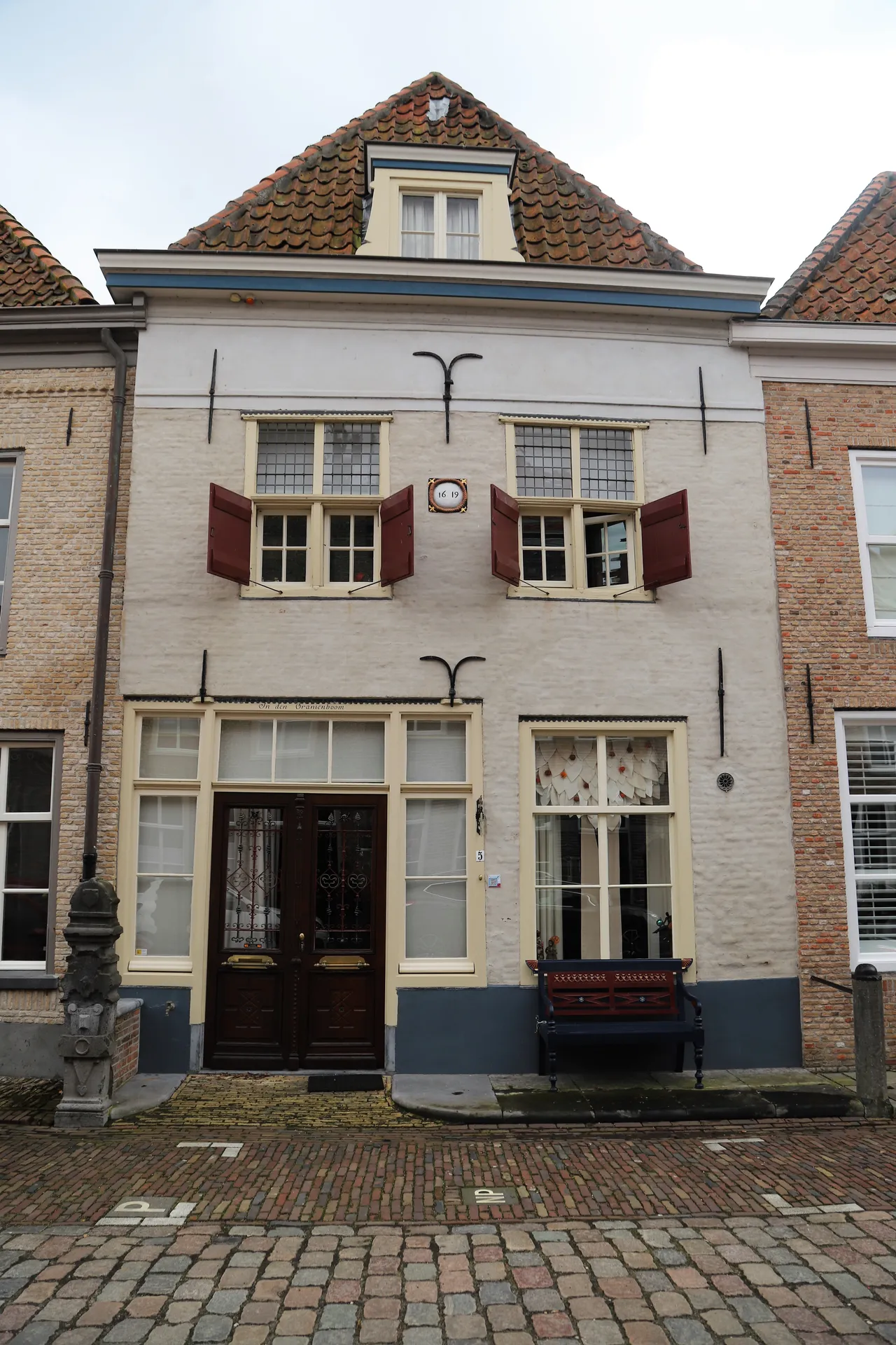 De voorgevel in haar huidige staat met de gevelsteen, die het jaartal 1619 vermeldt