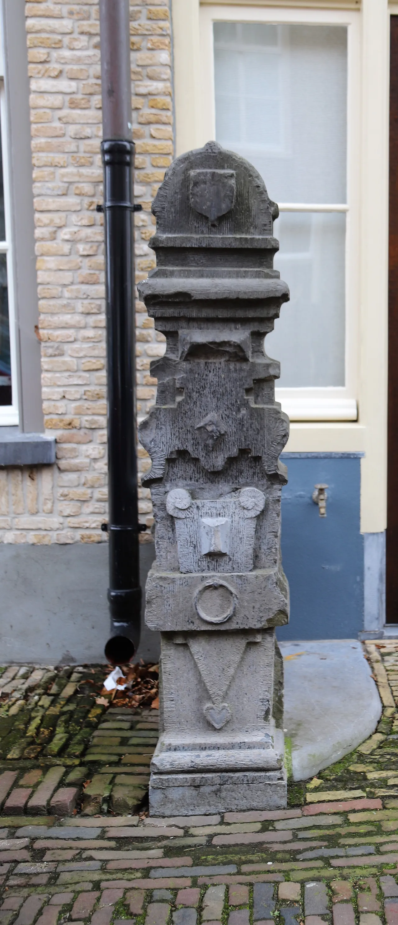 De 17e eeuwse stoeppaal in renaissancestijl