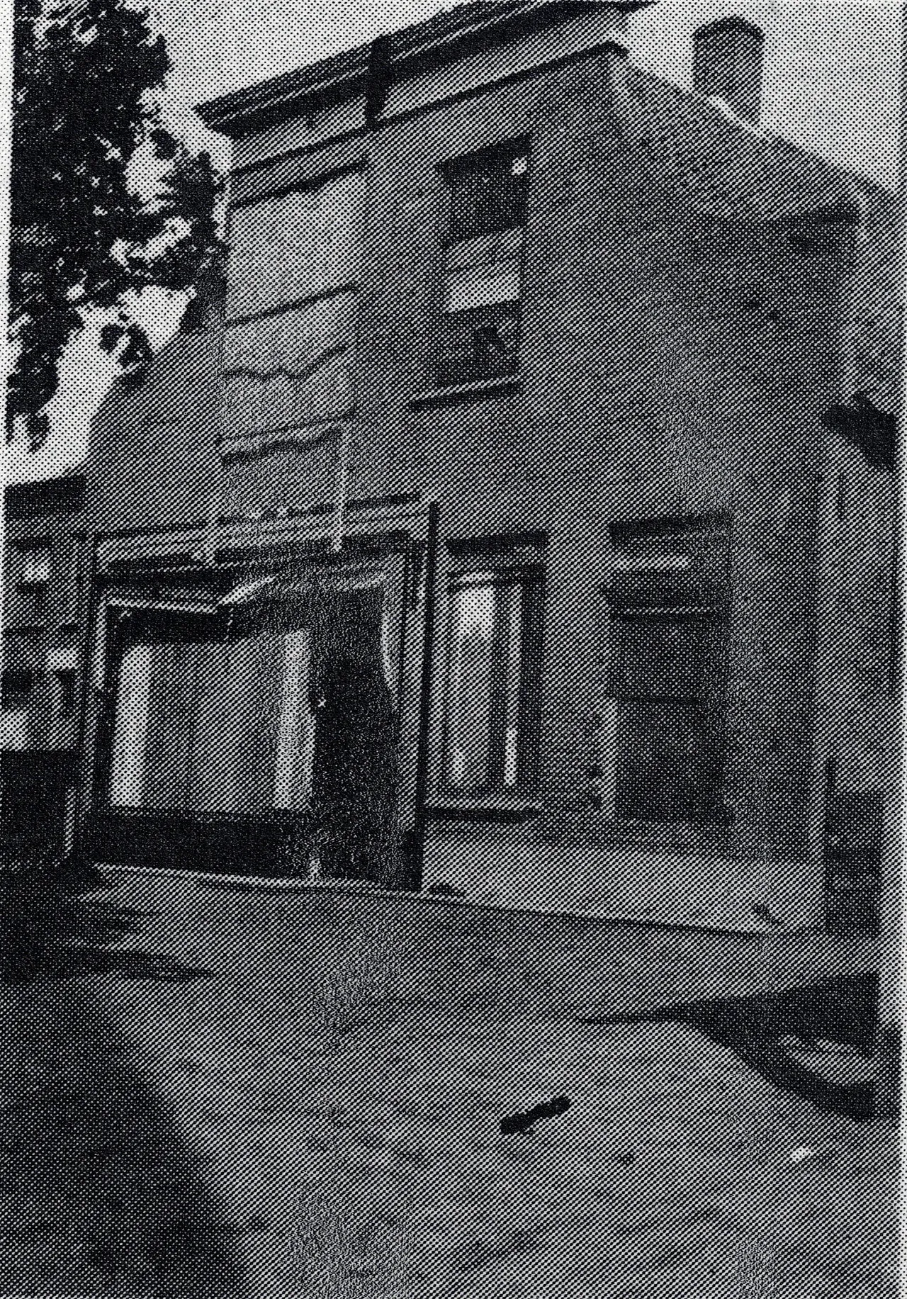 De met planken geblindeerde klokgevel na de bevrijding op 4 november 1944.