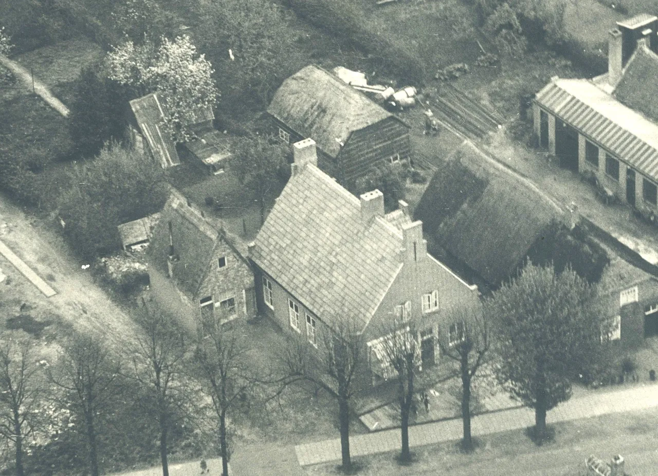 In 1948 hebben Willemse en Verstijnen gebouwd. Linksvoor ligt het fundament van het verwoeste woonhuis/bakkerij. In het midden is de kleine noodwinkel van Verstijnen