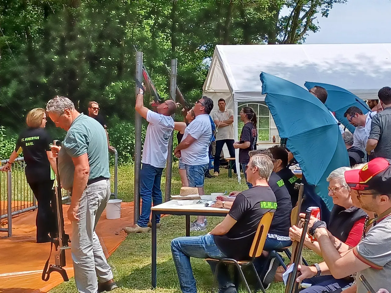 richard onder toeziend oog van tonny onder de boom