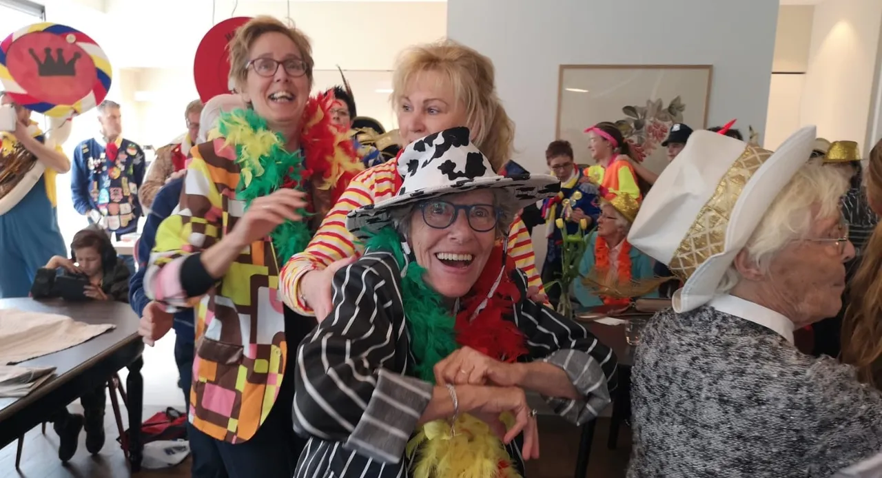 sfeer binnen het gastenhuis vlijmen 2019 activiteit portret bewoners carnaval 1