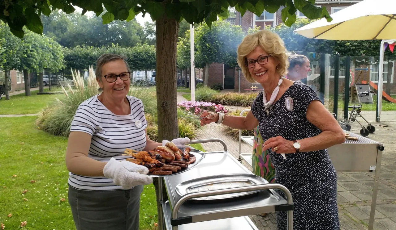 vrijwilligers bij de barbecue