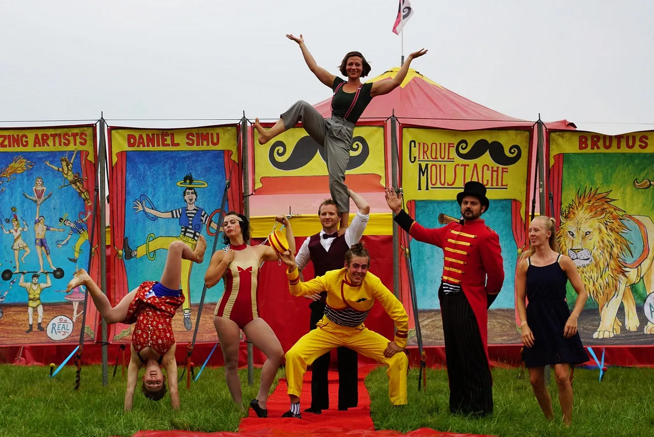 cirque moustache zomertour 2
