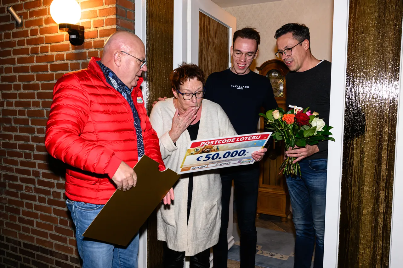 leny wint 50000 euro bij de postcode loterij