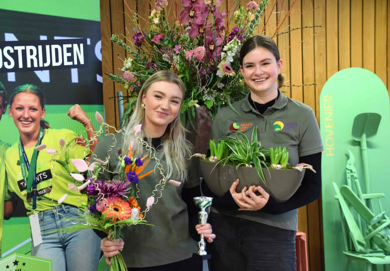 aeresvmbo velp het gouden bloemteam met links lot waanders en lotte van der heijden fotograaf marjanne eikelboom scaled
