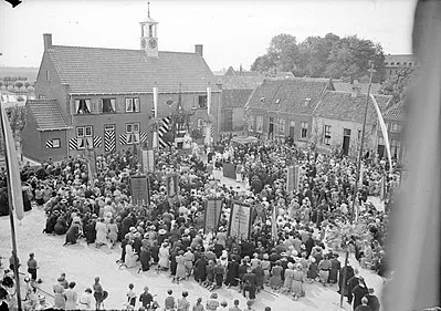 umdrachtsacramentsprocessie in 1935wikipedia399px processie 1935 huissen