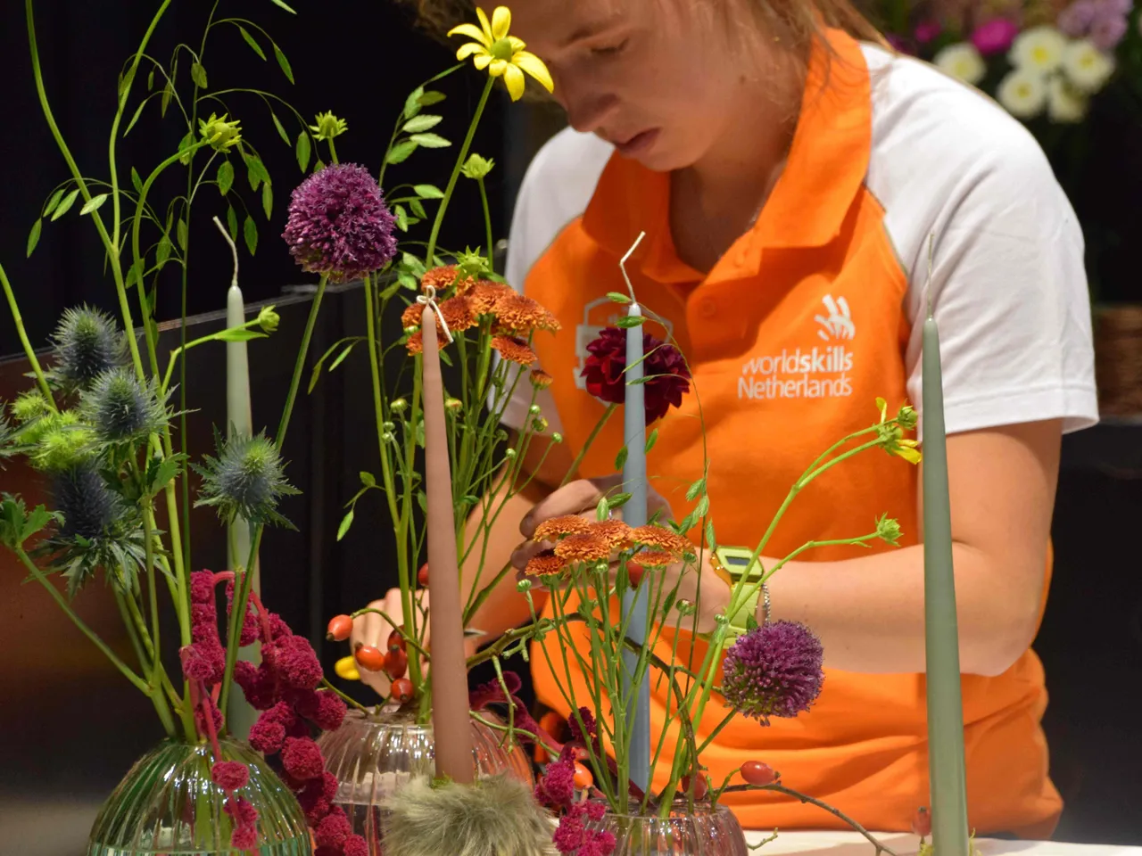 sep 2025.Jikke met volle focus bezig met haar tafelarrangement - fotograaf Marjanne Eikelboom