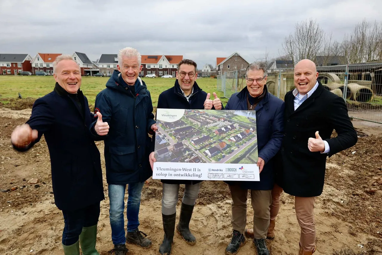 Vleumingen West.2026-01.Op de foto v.l.n.r. Jan Hendriks (gemeente Lingewaard), Jeroen Suijkerbuijk (Hendriks), Martin Scherpenborg (Van den Bosch Vastgoed), wethouder René