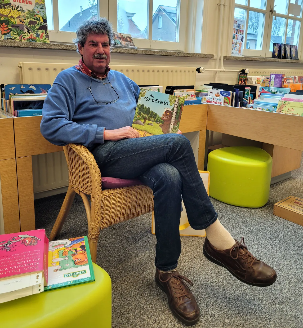 ruud leest voor in bibliotheek loon op zand