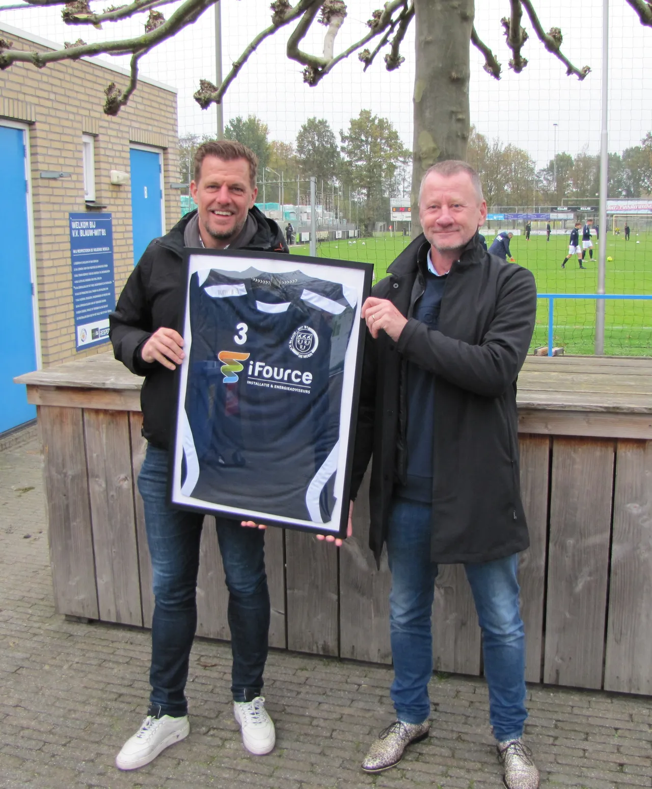 sponsior en voorzitter blauw wit81