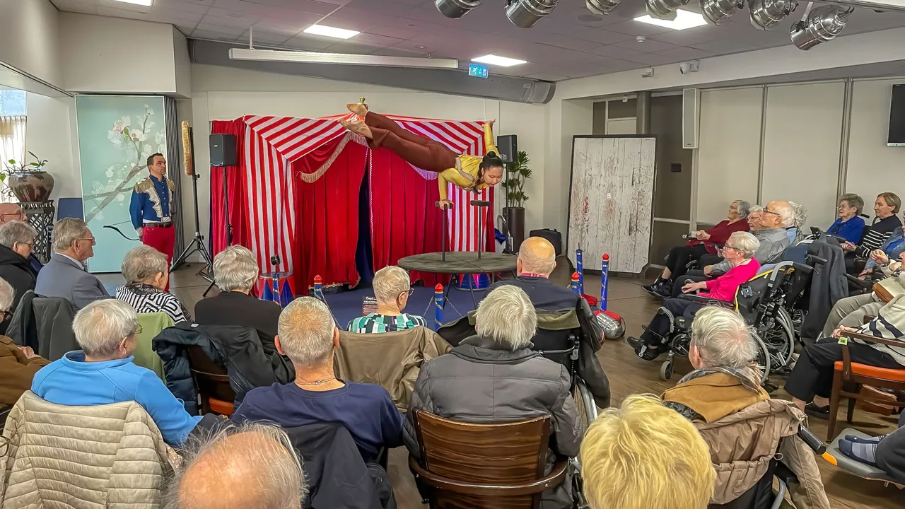 Bewoners kijken aandachtig naar de circusacts (foto Peter Noy ©)