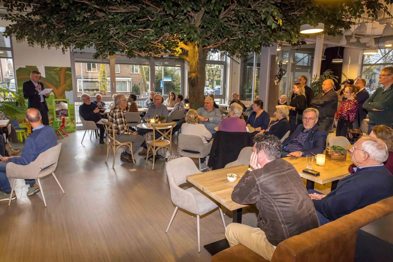 Mensen ontmoeten elkaar in het sociaal restaurant (foto Peter Noy ©)