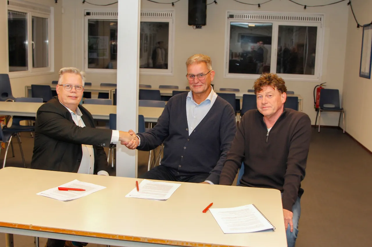 v.l.n.r. wethouder van den Broek, Dominicus van Schaick (Voorzitter Stichting Sport en Spel Reek) en Titus Engbers (secretaris Stichting Sport en Spel Reek) na het tekenen van de overeenkomst.