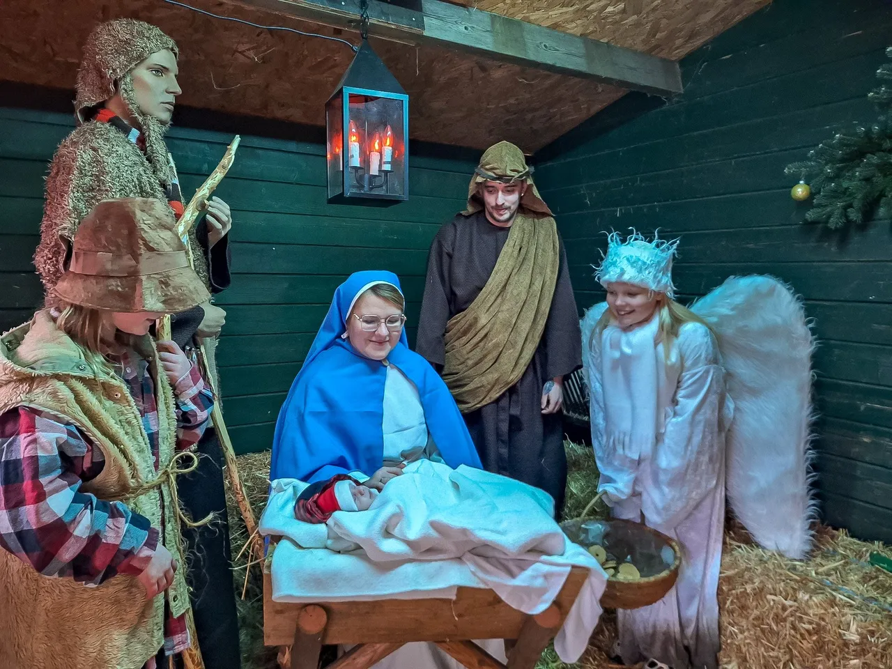 Drukbezochte levende kerststal bij Kinderboerderij Uden