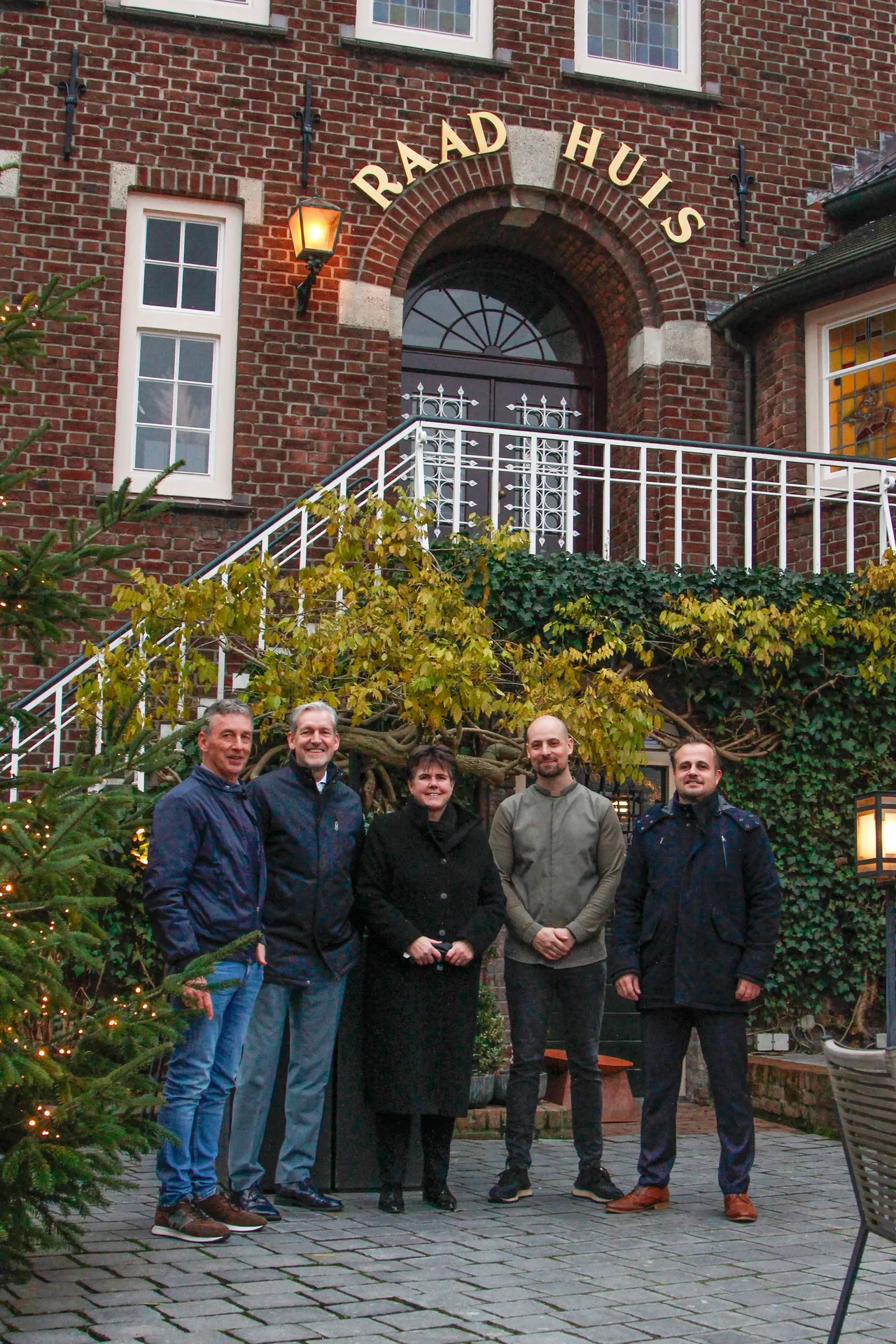 Groepsfoto: v.l.n.r.: voorzitter Centrumondernemers Uden Willy van Erp, burgemeester Hans van der Pas, Commissaris van de Koningin Ina Adema, eigenaar restaurant Raadhuis Koen Hanegraaf en wethouder Gijs van Heeswijk
