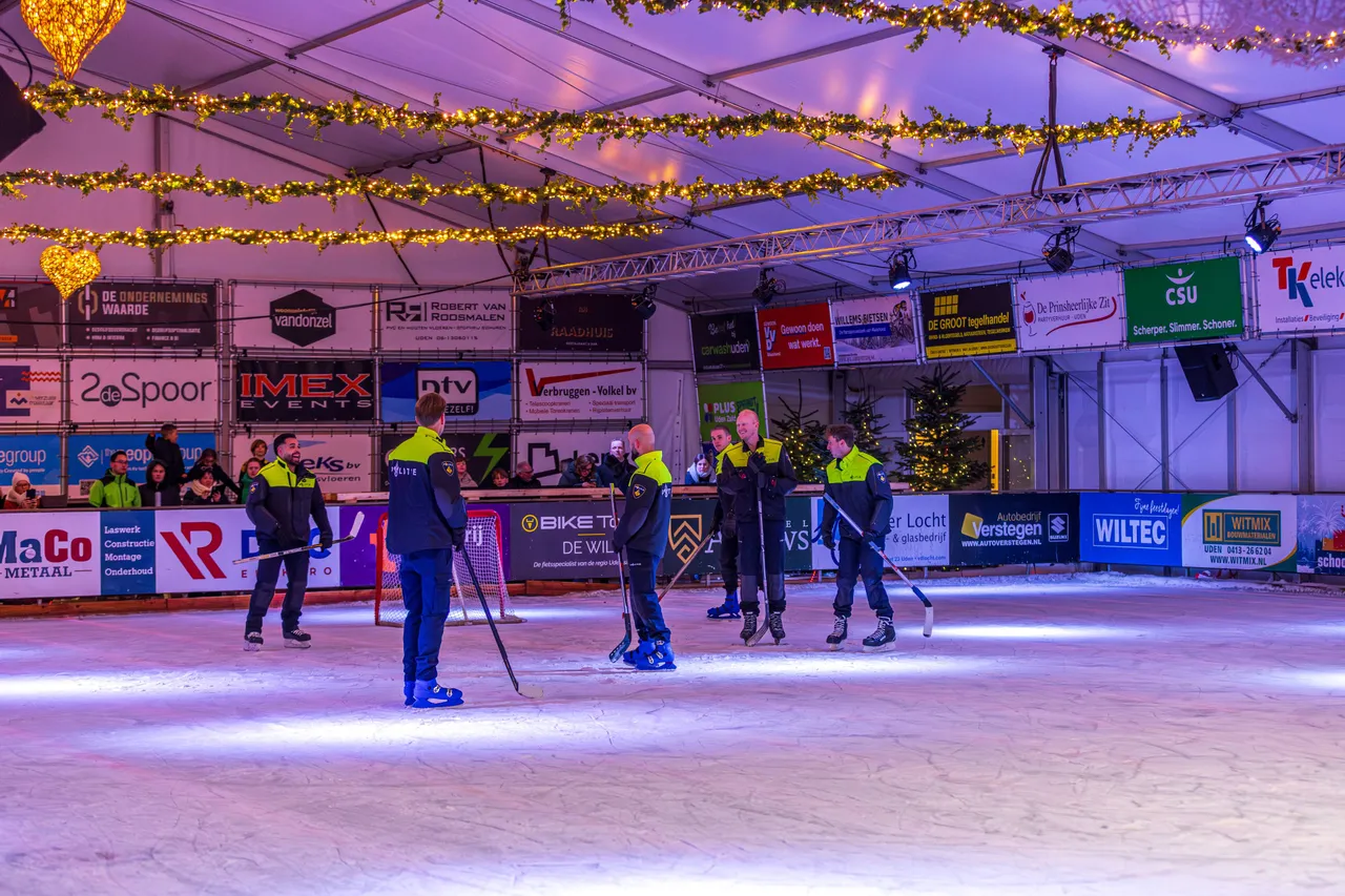 22-12-2025 Ijshockey Politie Brandweer Uden on Ice-1